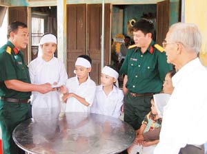 Trao tiền hỗ trợ đến gia đình Trung tá Lê Văn Phượng và dân quân Lê Anh Tuấn