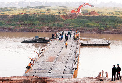 Gấp rút thông cầu, giải tỏa ách tắc giao thông