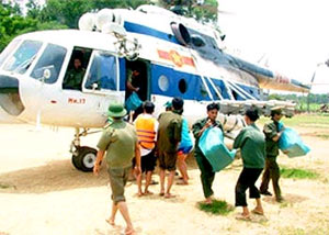 Vận chuyển gần 600 tấn hàng cứu trợ đồng bào lũ lụt