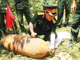 Tháo gỡ an toàn quả bom nặng 1000 bảng Anh