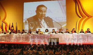 Vòng tay hội nhập bên bờ biển Pát-tay-a