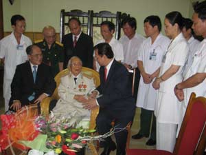 Thủ tướng Nguyễn Tấn Dũng chúc thọ Đại tướng Võ Nguyên Giáp