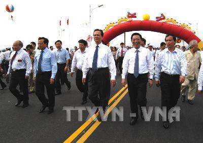 Thủ tướng Nguyễn Tấn Dũng phát lệnh thông xe cầu Vĩnh Tuy (Hà Nội)