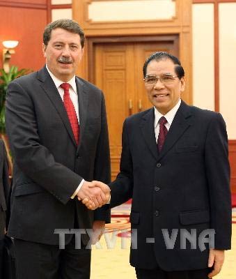 Phát triển quan hệ hữu nghị truyền thống và hợp tác nhiều mặt