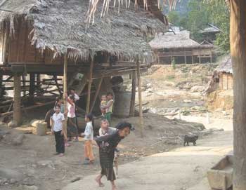 Các hộ nghèo làm ăn thua lỗ vẫn được vay vốn