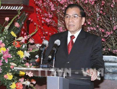 Tổng bí thư Nông Đức Mạnh chúc Tết đồng bào và chiến sĩ cả nước