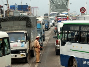 Tăng cường kiểm soát ôtô để giải quyết ùn tắc
