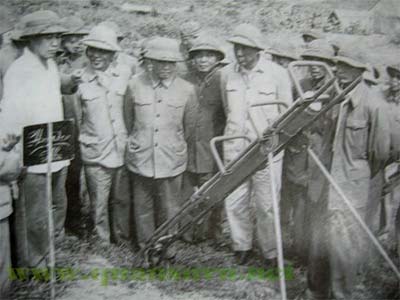 Phá hàng rào của địch