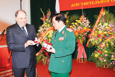 Trao bằng Viện sĩ Viện Hàn lâm Khoa học Quân sự Liên bang Nga cho Thượng tướng Nguyễn Huy Hiệu