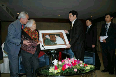 Đại tướng Phùng Quang Thanh tiếp thân nhân gia đình các đồng chí Trần Canh, Vi Quốc Thanh và Nguyễn Sơn