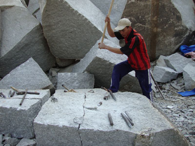 Bửa đá kiếm cơm