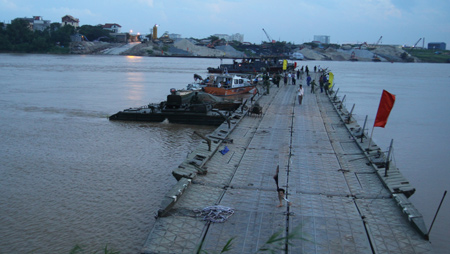 Cầu phao Đuống bị đâm đứt lần thứ hai