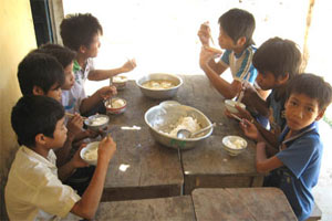 Chính sách hỗ trợ mới đối với học sinh khó khăn phải bán trú