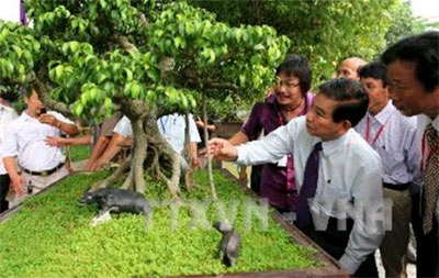 Chủ tịch nước Nguyễn Minh Triết thăm triển lãm cây cảnh nghệ thuật