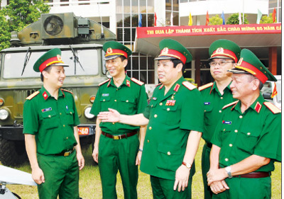 Bộ trưởng Phùng Quang Thanh thăm, làm việc tại Bộ tư lệnh Thông tin liên lạc