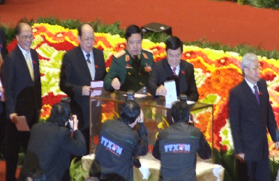 Bỏ phiếu bầu cử Ban Chấp hành Trung ương Đảng khoá XI tại Hội trường