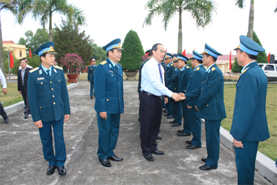 Phó thủ tướng Nguyễn Thiện Nhân tiếp xúc với cử tri quân đội