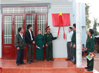 Bộ chỉ huy Quân sự tỉnh Đắk Lắk trao tặng nhà Nghĩa tình đồng đội