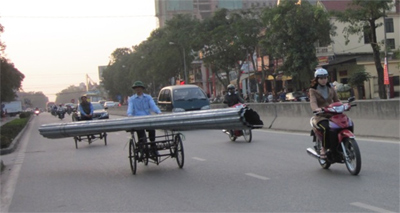 Xích lô chở hàng cồng kềnh trên phố