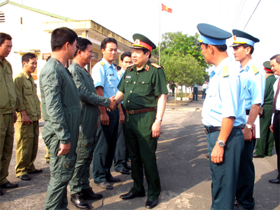 Đại tướng Phùng Quang Thanh thăm và kiểm tra  các đơn vị Không quân phía Nam