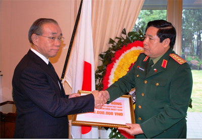 Đại tướng Phùng Quang Thanh gửi vòng hoa, ghi sổ tang và chuyển tiền ủng hộ cho nhân dân Nhật Bản