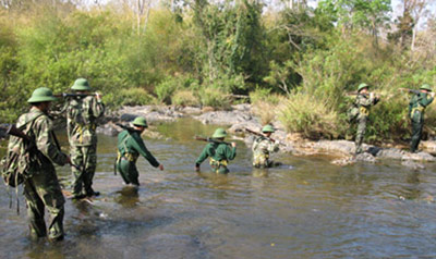 Tuần tra bên suối Đắc Đam