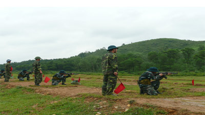 Lính trẻ vui mùa hội bắn