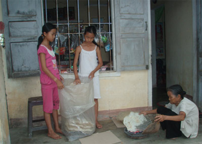 Nỗ lực vượt khó của chị em song sinh