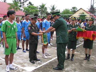 Bộ đội Biên phòng tỉnh An Giang giao hữu bóng chuyền với lực lượng vũ trang Cam-pu-chia