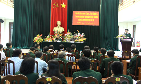 Đồng chí Đinh Thế Huynh thăm và làm việc với báo chí quân đội