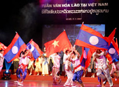 Nâng tầm quan hệ đoàn kết đặc biệt Việt – Lào