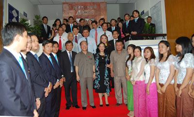 Chủ tịch Quốc hội Nguyễn Sinh Hùng thăm Ngân hàng Đầu tư và Phát triển Campuchia