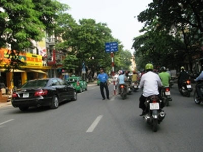 Khó phân làn giao thông khi chưa phân luồng ý thức