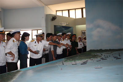 Đoàn cựu chiến binh “Đoàn tàu không số” thăm di tích lịch sử truyền thống