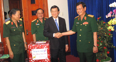 Chủ tịch nước Trương Tấn Sang thăm và chúc Tết Bộ Tư lệnh Quân khu 7
