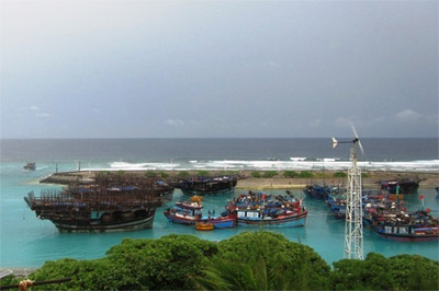 Quân đội điều động xe đặc chủng, tàu, thuyền cơ động giúp nhân dân đối phó với siêu bão. *Sơ tán hàng trăm người dân đến nơi an toàn