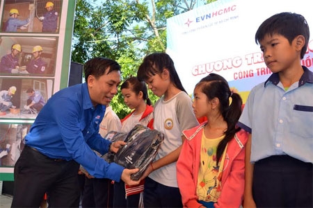 Sửa chữa, thay thế điện sinh hoạt miễn phí cho 200 gia đình khó khăn