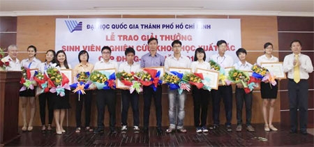 Trao giải thưởng cho sinh viên nghiên cứu khoa học xuất sắc