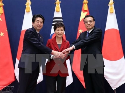 Đông Bắc Á - Tay bắt chặt mà mặt chưa mừng