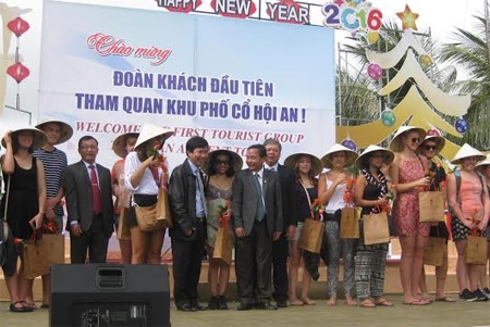 Thành phố Hội An đón đoàn khách du lịch đầu tiên năm 2016