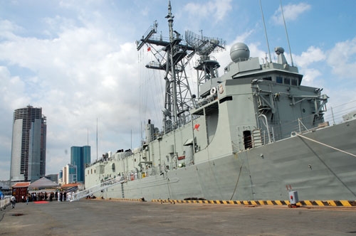 Tàu hộ vệ tên lửa Australia thăm TP Hồ Chí Minh