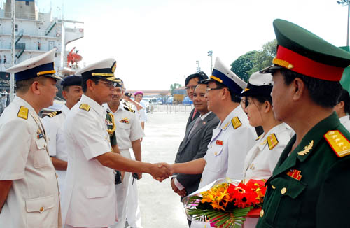 Tàu hải quân Malaysia thăm TP Hồ Chí Minh