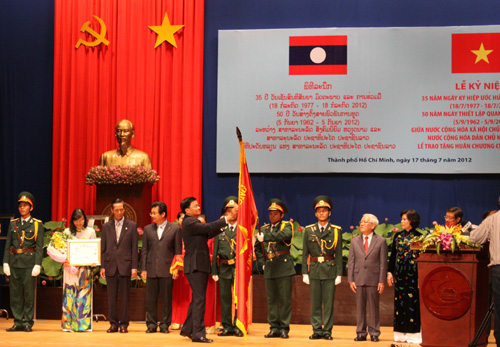Tô thắm tình hữu nghị đặc biệt Việt – Lào