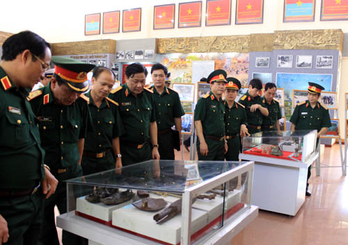 Đoàn đại biểu chính ủy, bí thư đảng ủy toàn quân thăm Sư đoàn 5 và Tổng công ty 28