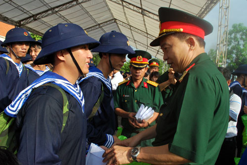 Gần 10.000 thanh niên hăng hái lên đường nhập ngũ