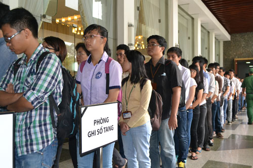 TP Hồ Chí Minh: Dòng người xếp hàng chờ ghi sổ tang Đại tướng Võ Nguyên Giáp