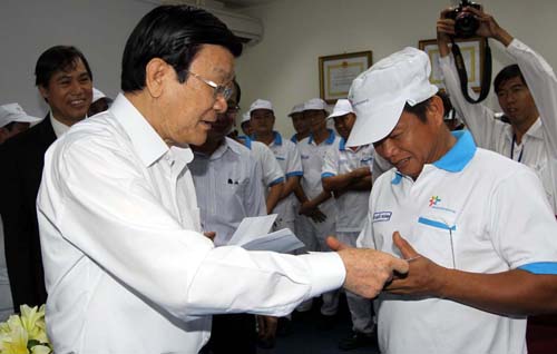 Chủ tịch nước Trương Tấn Sang thăm, chúc tết công nhân lao động
