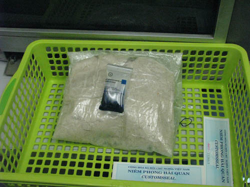 Bắt đối tượng xuất cảnh vận chuyển 1kg ma túy đá