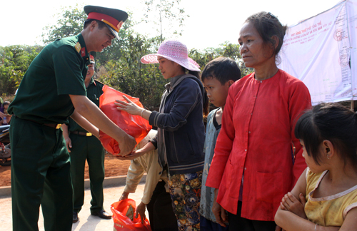 Làm đường và tặng quà đồng bào dân tộc thiểu số