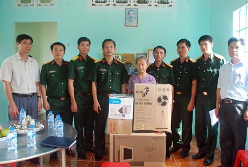 Trao tặng nhà tình thương cho đối tượng chính sách